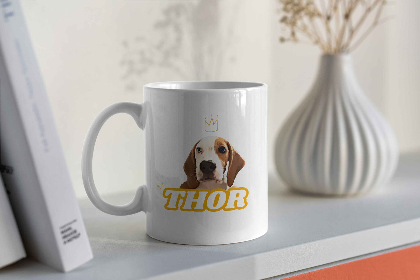 Mug personnalisé chien posé sur étagère